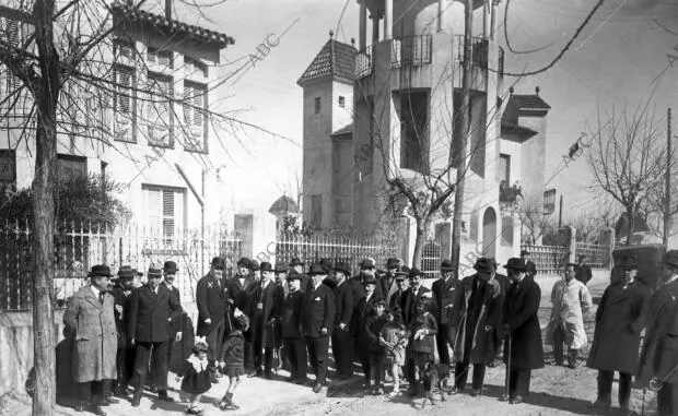 El Sr. Francos Rodríguez (X), Visitando los Grupos de Casas Edificadas en Horta...