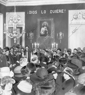 Solemne entronización del sagrado corazón de Jesús, Celebrada con asistencia de...