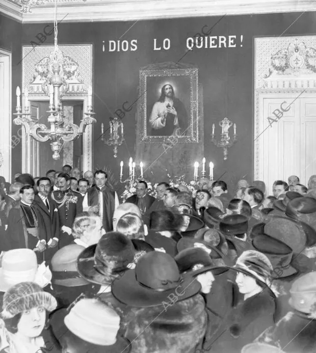 Solemne entronización del sagrado corazón de Jesús, Celebrada con asistencia de... - Archivo ABC