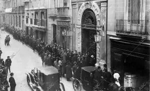 El público que Formó la cola desde las Primeras Horas de la Mañana, para Oir el...