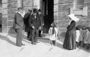 El Sr. García Molinas (X) Hablando con una niña Enferma