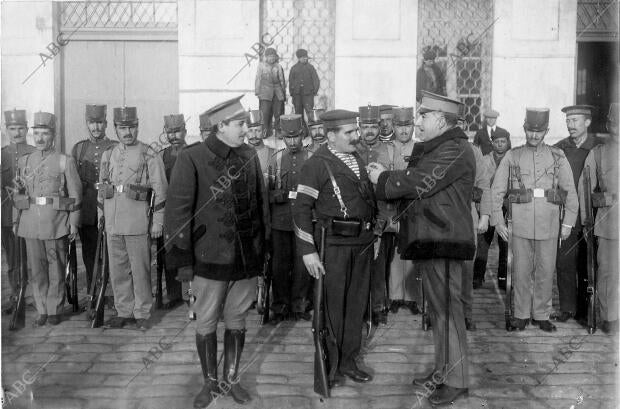 Imposición de la cruz de beneficencia al sargento de mar D. José Alonso, que con...