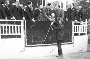 Su majestad el Rey Entregando su Copa, Concedida como premio al Caballo...