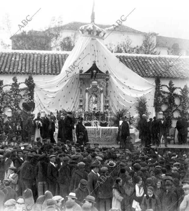 El pueblo Alcaracense ante al altar Erigido en la Sierra con motivo del...