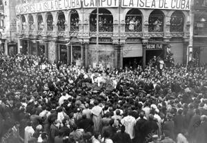 La fúnebre comitiva A su paso por la plaza de la Reina