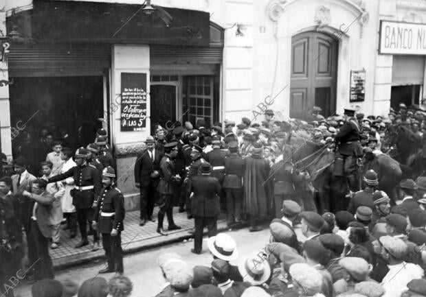 El público A las Puertas del club Granero, donde Estuvo expuesto el cadáver