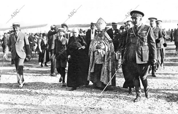 El general Echagüe (1), con el Arzobispo (2), en la fiesta de la bendición e...