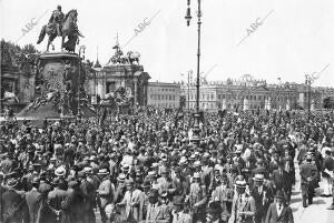 Paso, ante el monumento A Guillermo I, de los 200000 Manifestantes que...