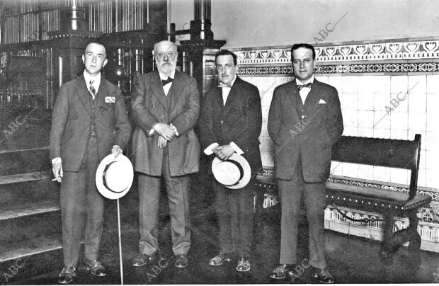 Arboledas, Tesorero, y Arregui, Secretario, de la cooperativa postal de...