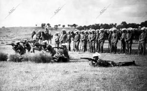 La Guardia Civil del Primer Tercio de Caballería realizando ejercicios de tiro...