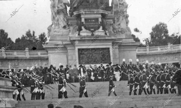 Monumento A Alfonso Xii Inaugurado el 6 de junio de 1922