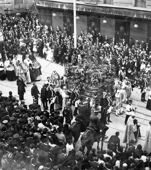 La custodia en la procesión Del "Sanctissimum corpus Christi", al salir de la...