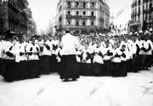 La Afamada "Schola Cantorum", que Dirige el ilustre compositor P. Iruarrizaga,...