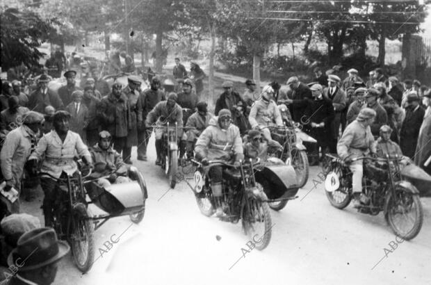 Los concurrentes, al empezar la carrera en Guadarrama