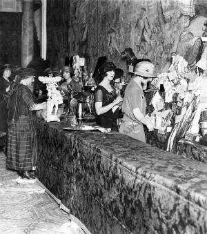 Aristocráticas Señoritas Colocando los Premios de la brillante Tómbola, que se...