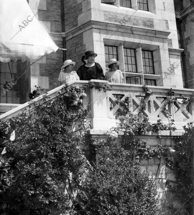 S.M. la Reina con Ss.Aa.Rr. las Infantas doña Beatriz y doña Cristina, A su...