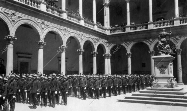 Los Alumnos de la nueva promoción Formados para jurar la bandera en el patio del...