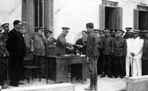 El comandante general Sr. Ardanaz, Entregando los 20 Premios de 1000 Pesetas A...