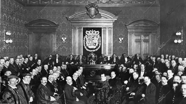 El Sr. Ordóñez (X) Presidiendo la sesión inaugural del nuevo palacio de gracia y...