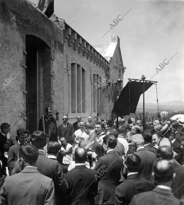 El rector de la Unviersidad, Marqués de Carulla (X), en el acto de la bendición...