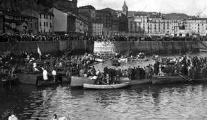 El público presenciando las cucañas organizadas en el puerto