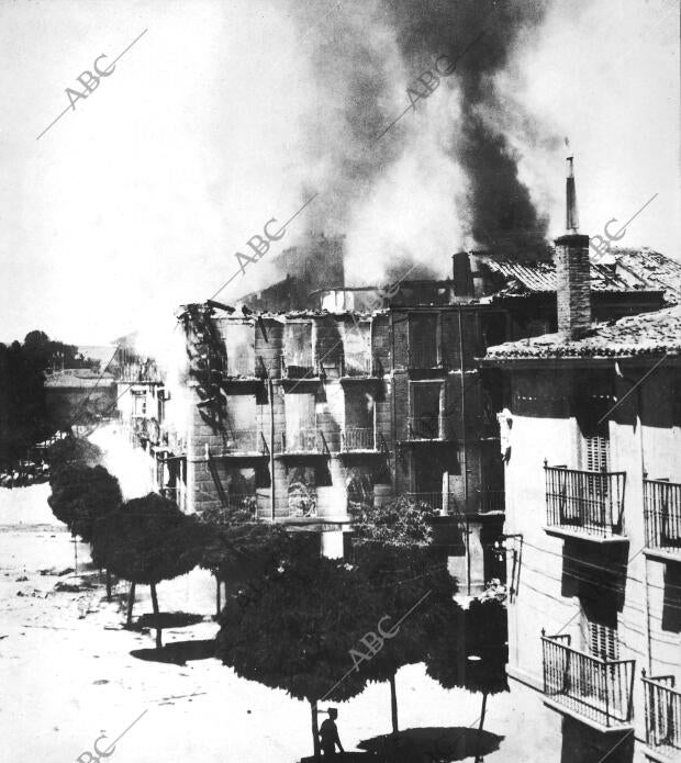 Aspecto, durante el Incendio, de la manzana de Casas que Quedaron Destruidas, y...