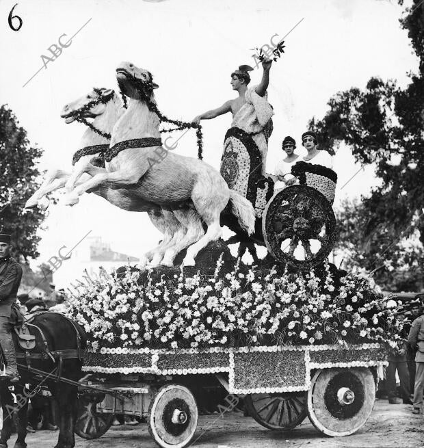 La batalla de Flores carroza de Merito extraordinario Presentada por el ateneo...