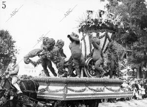 La batalla de Flores carroza Presentada por la Aristocratica sociedad valenciana...