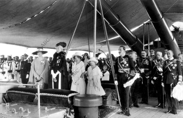 A bordo del «España» la Familia Real y la Duquesa de Aosta (x) en la misa...