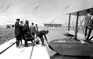 El General director del servicio de aviación, Sr. Echague (x) disponiéndose a...