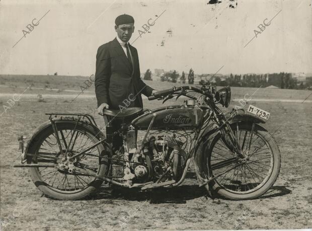 El corredor Román Uribesalgo, que, sobre motocicleta «Indian», último modelo, ha...