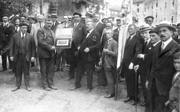 El Alcalde (1) Entregando al ilustre patricio D. Rafael Picavea (2) el Titulo de...