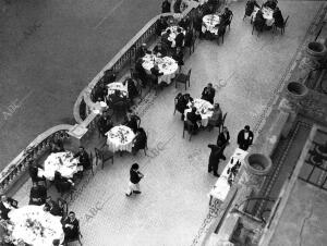 Aspecto de la terraza durante el banquete con que la Asociacion de la prensa de...