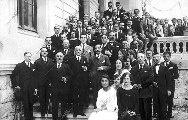 Grupo de Concurrentes al banquete celebrado en honor del director de Abc, don...