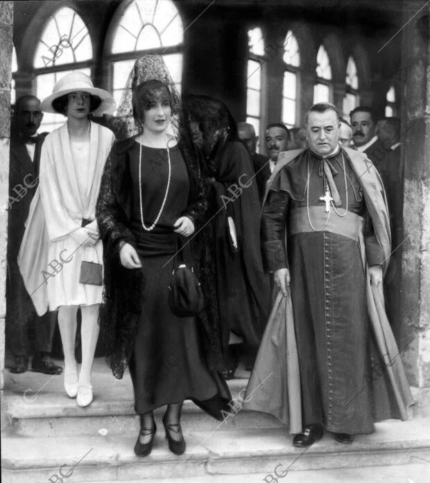 S.M. la Reina, al salir del Templo, después de asistir A la misa Celebrada en...