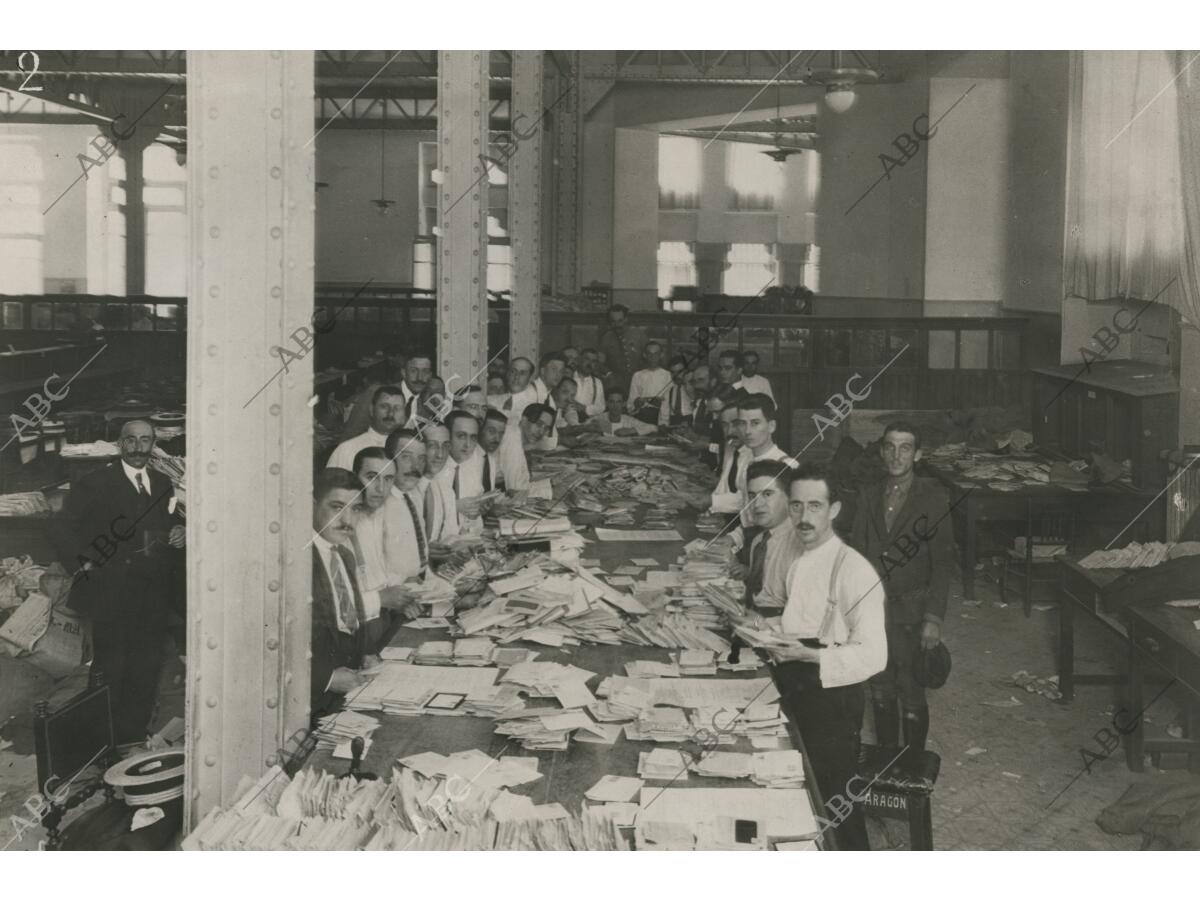 Operarios en la «sala de batalla» del Palacio de Correos y