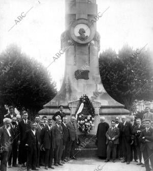 Comisionados del centro obrero de Cultura, en el Ferrol, Acompañados por el...