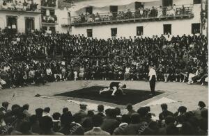 Aspecto de la plaza del pueblo durante el "match" de lucha grecorromana entre el...