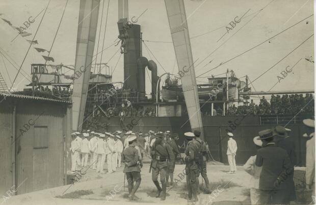 Desembarco en el Arsenal de la Carraca de las fuerzas de Infantería de Marina,...