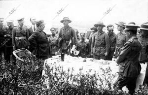 El alto comisario general Burguete, Escuchando el discurso al teniente coronel...