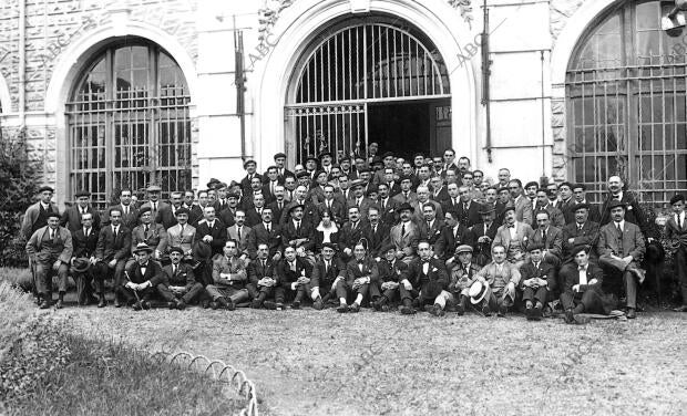 Los Viajantes del norte de España y las Autoridades de Eibar durante la visita A...