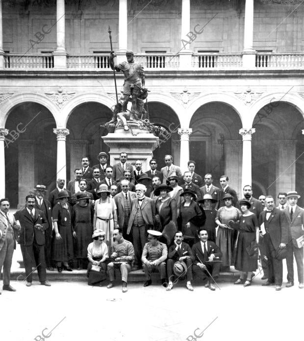 Grupo de los Congresistas durante la visita Efectuada al Alcazar Imperial