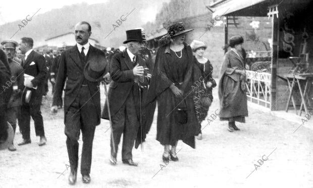 San Sebastian - Feria de Muestras - S.M. la Reina Visitandola Feria el Dia de la...