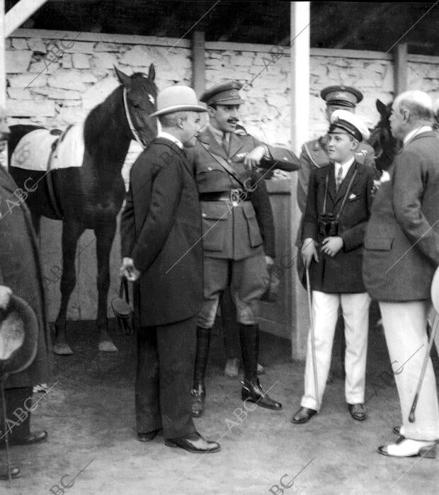 S.M. el Rey (1) y S.A. el príncipe de Asturias (2) con el caballo ganador del...