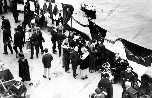 San Sebastian - fiesta Naval brillante aspecto que Ofrecia la cubierta Del...