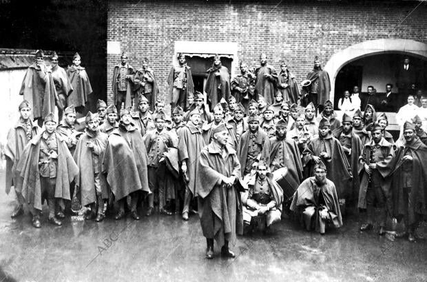 San Sebastian - en el palacio real la banda del tercio de Voluntarios en un...