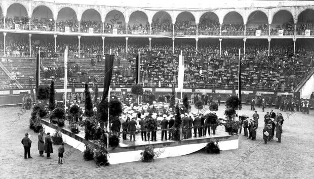 San Sebastian - en la plaza de Toros alarde Musical, en el que Tomaron parte 14...