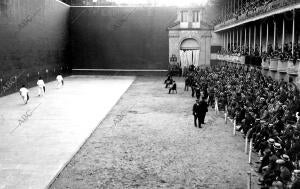 San Sebastian - en el Fronton jai Alai partido de pelota Verificado, con...