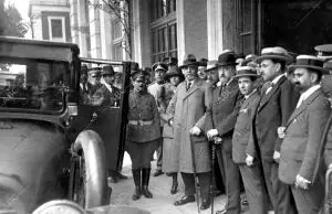 en la estación del norte el presidente del Consejo, Sr. Sanchez Guerra (X), A su...