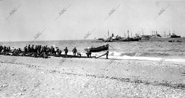 Desembarco Efectuado por las Tropas, en la playa de Meter, con el auxilio de los...